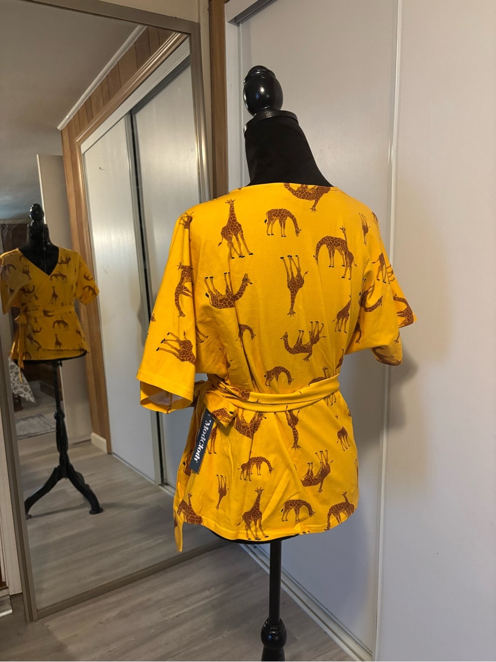 ModCloth Giraffe Wrap Shirt Sz Large Yellow Baby Shower Tie Travel Vacation Cute - Picture 3 of 3